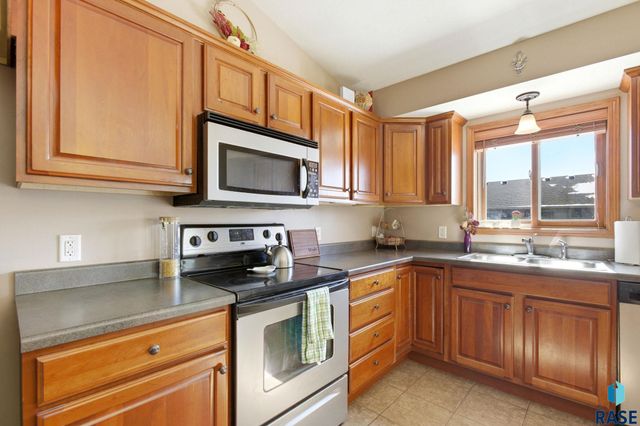 8611 W Grinn Pl Place, Sioux Falls, SD 57106