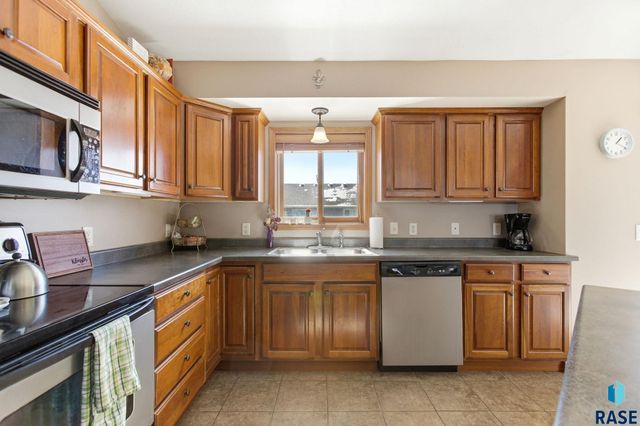 8611 W Grinn Pl Place, Sioux Falls, SD 57106