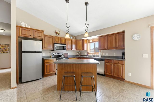 8611 W Grinn Pl Place, Sioux Falls, SD 57106