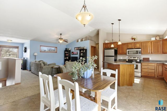 8611 W Grinn Pl Place, Sioux Falls, SD 57106