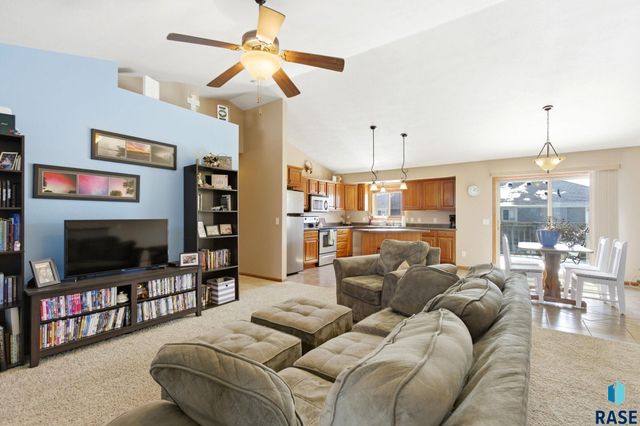 8611 W Grinn Pl Place, Sioux Falls, SD 57106