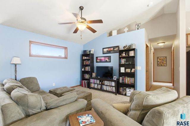 8611 W Grinn Pl Place, Sioux Falls, SD 57106