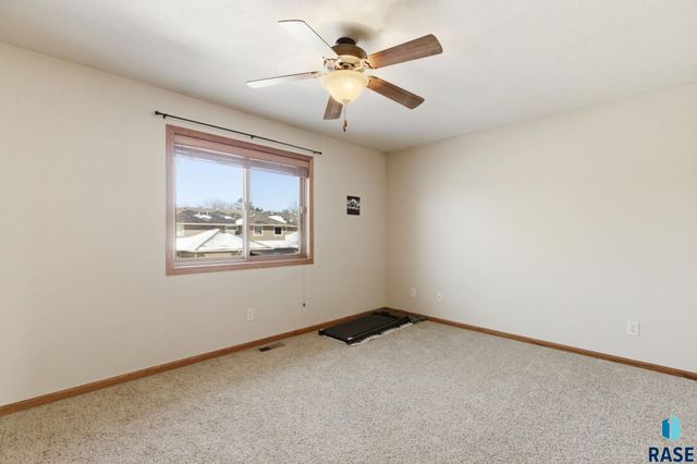 8611 W Grinn Pl Place, Sioux Falls, SD 57106