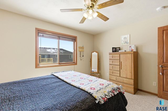 8611 W Grinn Pl Place, Sioux Falls, SD 57106