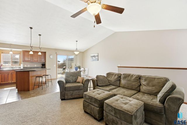 8611 W Grinn Pl Place, Sioux Falls, SD 57106