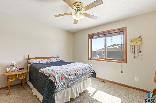 8611 W Grinn Pl Place, Sioux Falls, SD 57106