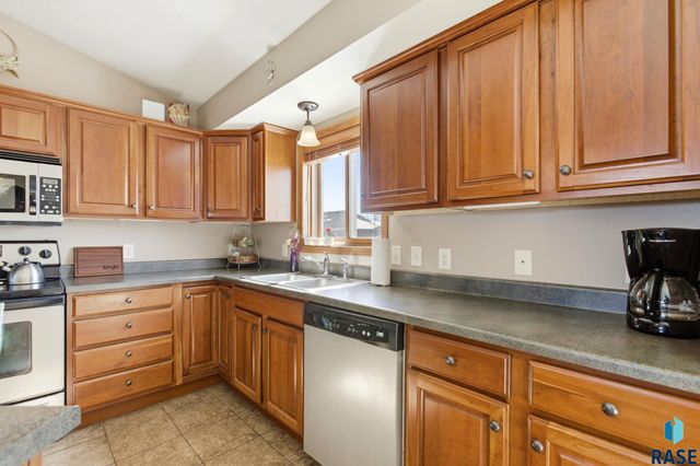 8611 W Grinn Pl Place, Sioux Falls, SD 57106