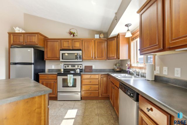 8611 W Grinn Pl Place, Sioux Falls, SD 57106