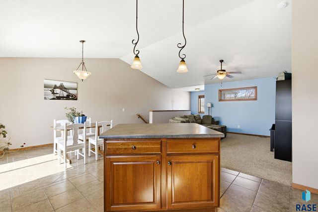 8611 W Grinn Pl Place, Sioux Falls, SD 57106