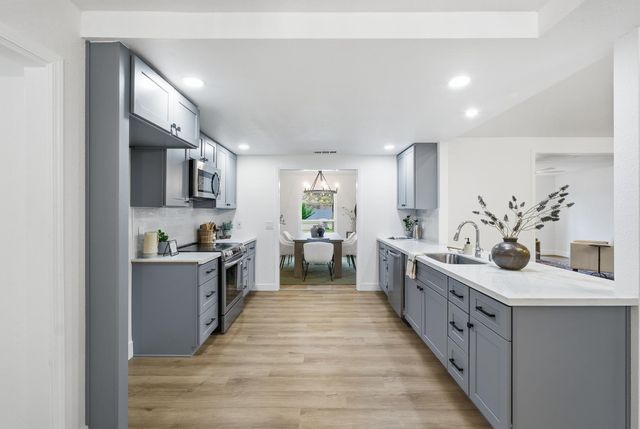 2589 W Barstow Avenue, Fresno, CA 93711