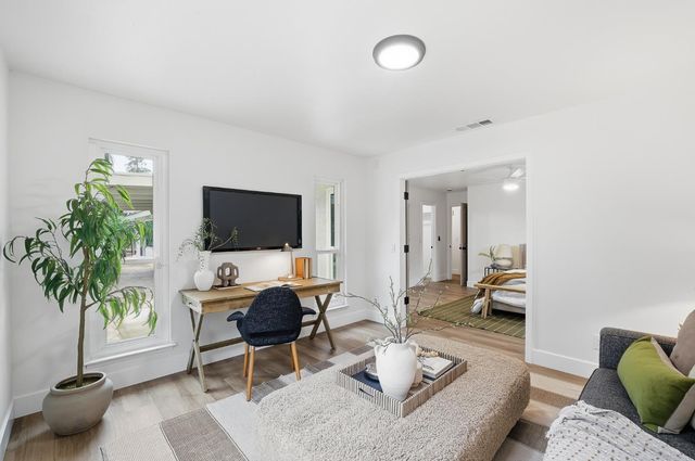 2589 W Barstow Avenue, Fresno, CA 93711