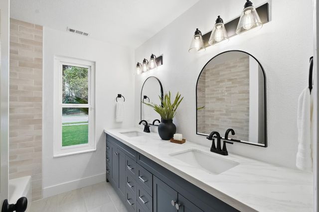 2589 W Barstow Avenue, Fresno, CA 93711