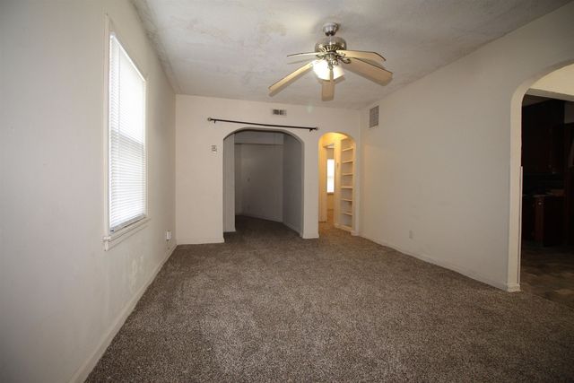 1652 S Washington Ave, Wichita, KS 67211