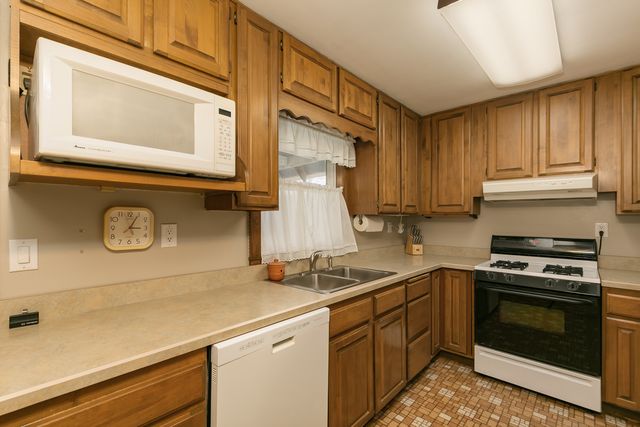 17112 10th Avenue, East Moline, IL 61244