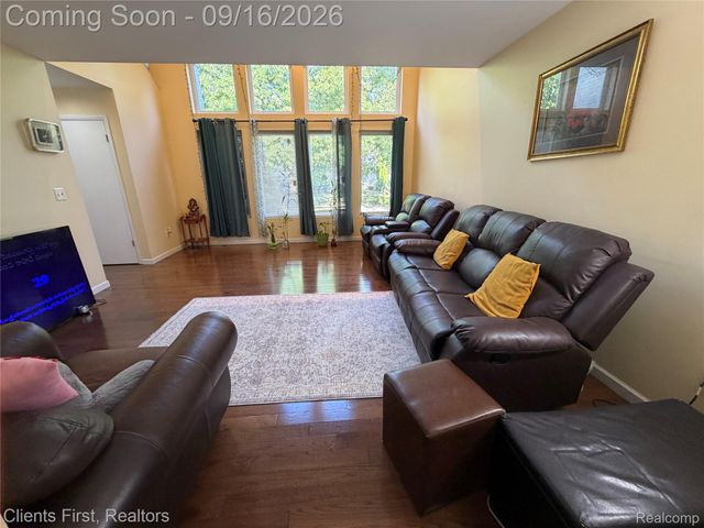 24519 Willowbrook, Novi, MI 48375