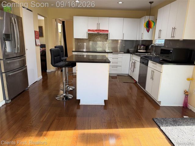 24519 Willowbrook, Novi, MI 48375