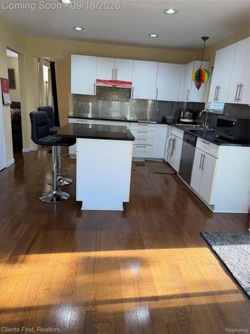 24519 Willowbrook, Novi, MI 48375