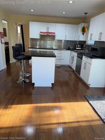 24519 Willowbrook, Novi, MI 48375