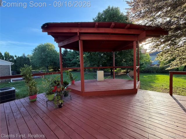 24519 Willowbrook, Novi, MI 48375