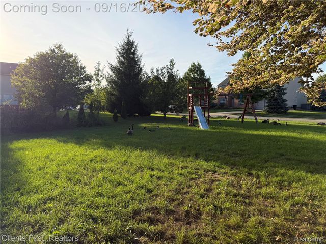 24519 Willowbrook, Novi, MI 48375