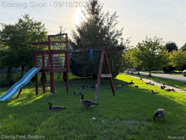 24519 Willowbrook, Novi, MI 48375