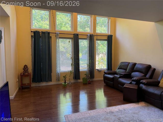 24519 Willowbrook, Novi, MI 48375