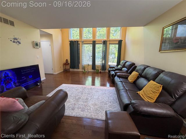 24519 Willowbrook, Novi, MI 48375