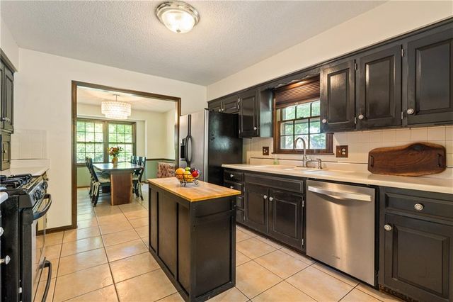 11524 Rosehill Road, Overland Park, KS 66210