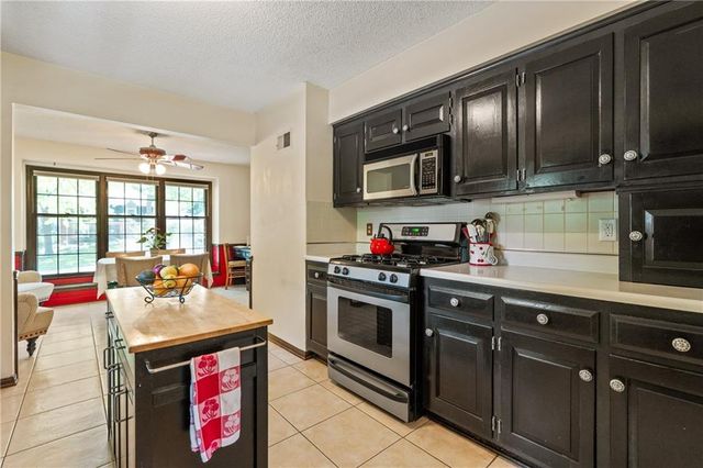 11524 Rosehill Road, Overland Park, KS 66210