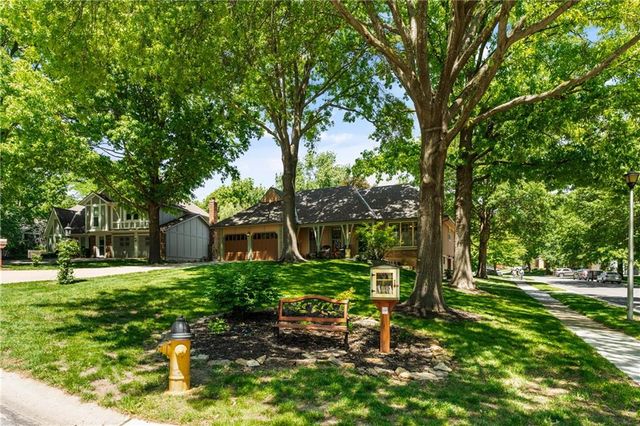 11524 Rosehill Road, Overland Park, KS 66210