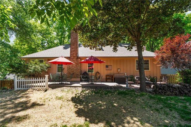11524 Rosehill Road, Overland Park, KS 66210