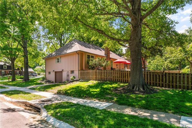 11524 Rosehill Road, Overland Park, KS 66210