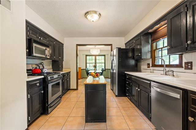 11524 Rosehill Road, Overland Park, KS 66210