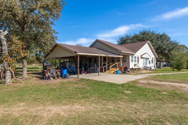 1009 Private Road 1024, Hallettsville, TX 77964