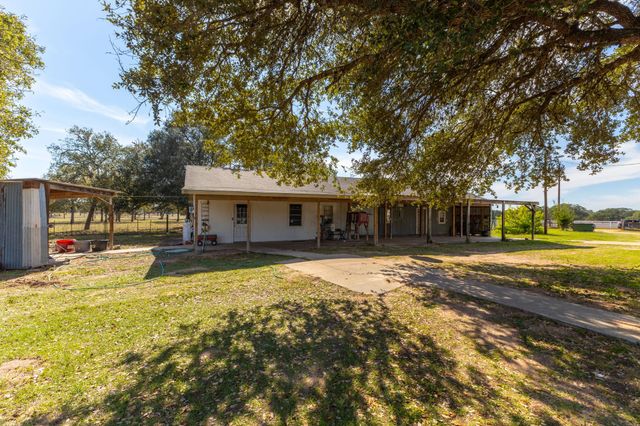 1009 Private Road 1024, Hallettsville, TX 77964