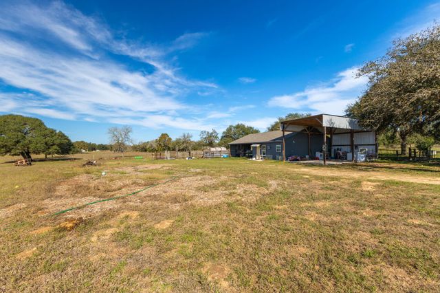 1009 Private Road 1024, Hallettsville, TX 77964