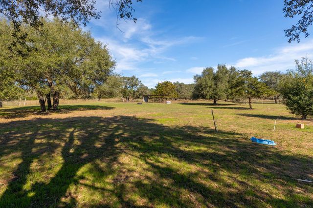 1009 Private Road 1024, Hallettsville, TX 77964