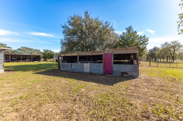 1009 Private Road 1024, Hallettsville, TX 77964