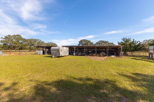 1009 Private Road 1024, Hallettsville, TX 77964