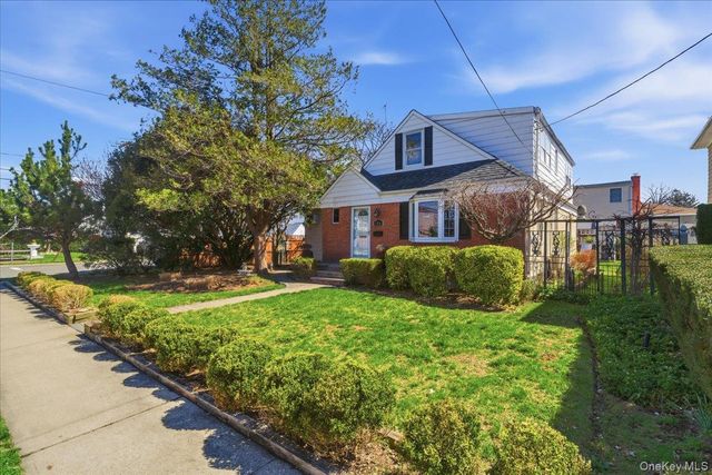146 Caroline Avenue, Garden City South, NY 11530