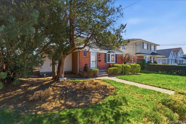146 Caroline Avenue, Garden City South, NY 11530