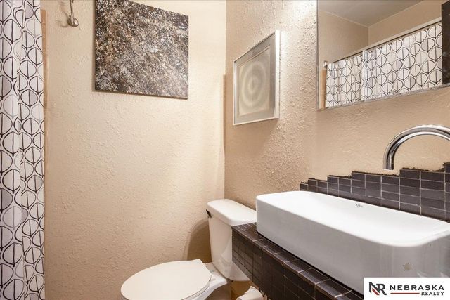 2137 S 61st Avenue, Omaha, NE 68106