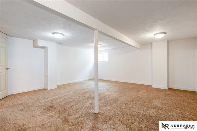 2137 S 61st Avenue, Omaha, NE 68106