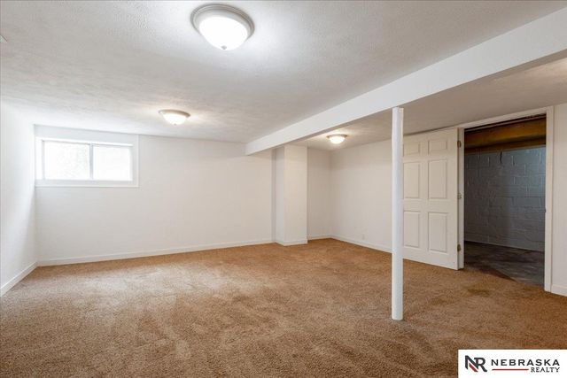 2137 S 61st Avenue, Omaha, NE 68106