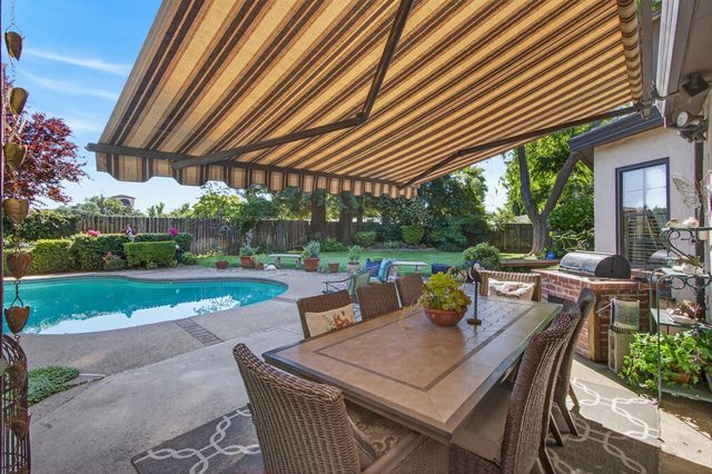 9818 Mira Del Rio Dr, Sacramento, CA 95827