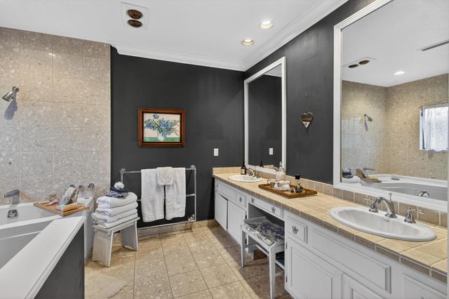 9818 Mira Del Rio Dr, Sacramento, CA 95827