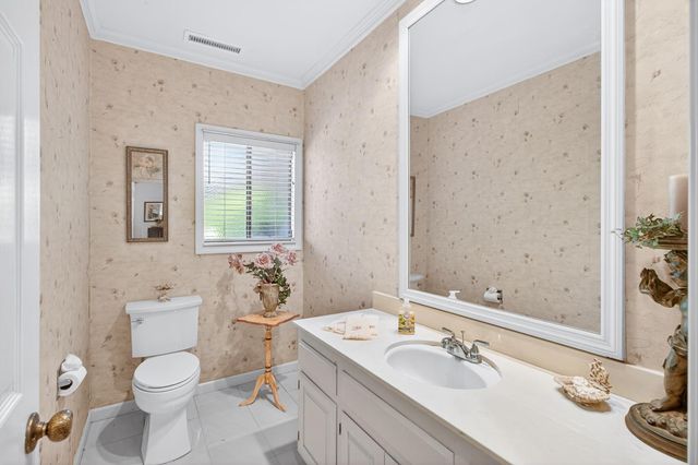 9818 Mira Del Rio Dr, Sacramento, CA 95827