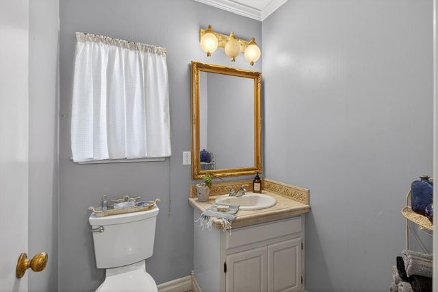 9818 Mira Del Rio Dr, Sacramento, CA 95827