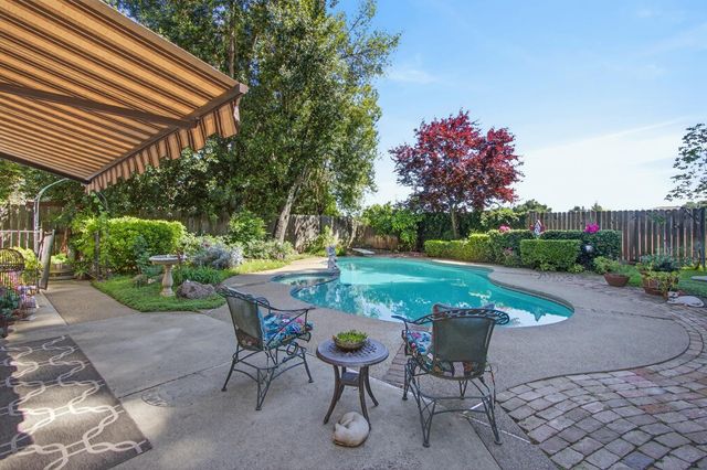 9818 Mira Del Rio Dr, Sacramento, CA 95827