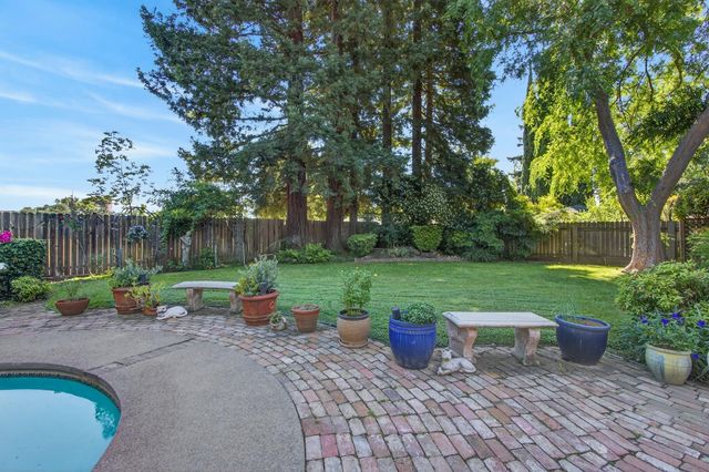 9818 Mira Del Rio Dr, Sacramento, CA 95827